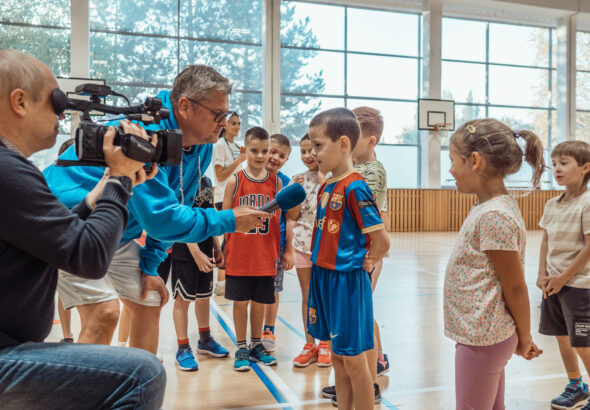 Zobrazit: (R)Evoluce pohybu: Budoucí učitelé pomáhají s tělesnou výchovou