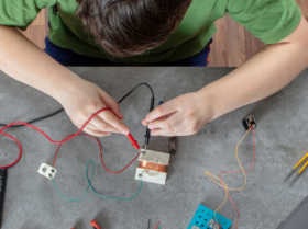 Zobrazit: Letní škola Katedry elektroenergetiky VŠB-TUO: Technika a kreativita pro děti i teenagery
