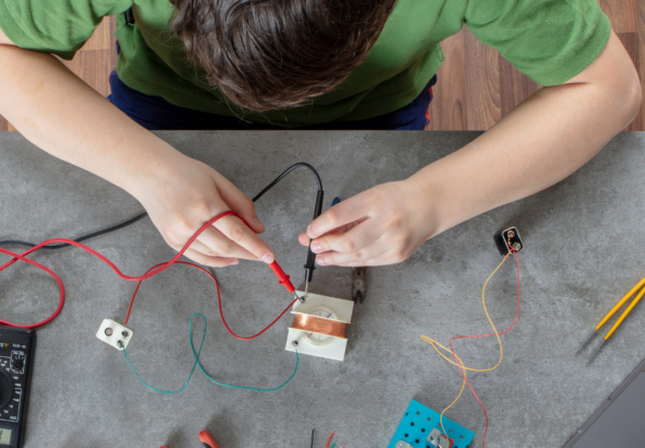 Zobrazit: Letní škola Katedry elektroenergetiky VŠB-TUO: Technika a kreativita pro děti i teenagery