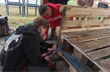 Zobrazit: Projektový týden „Naše zahrádka“ přinesl novou chill zónu pro žáky ZŠ Michálkovice