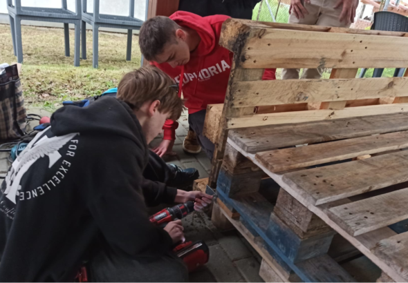 Zobrazit: Projektový týden „Naše zahrádka“ přinesl novou chill zónu pro žáky ZŠ Michálkovice