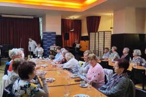 Společenské setkání bývalých školských zaměstnanců v Divadélku pod věží u příležitosti oslav Dne seniorů